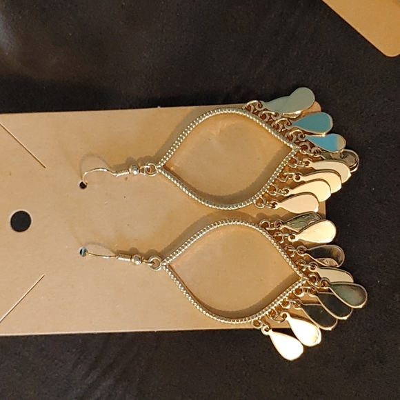 Dangling Earrings Duet - Picture 3 of 3